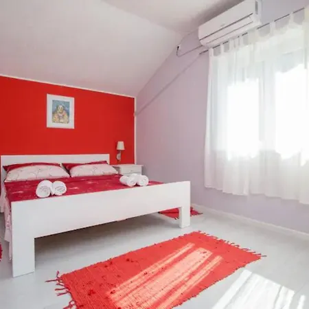 Дом отдыха House Legosi - Three Bedroom House Затон