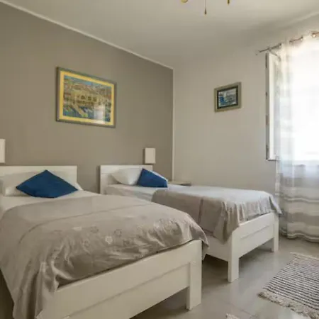 House Legosi - Three Bedroom House Затон